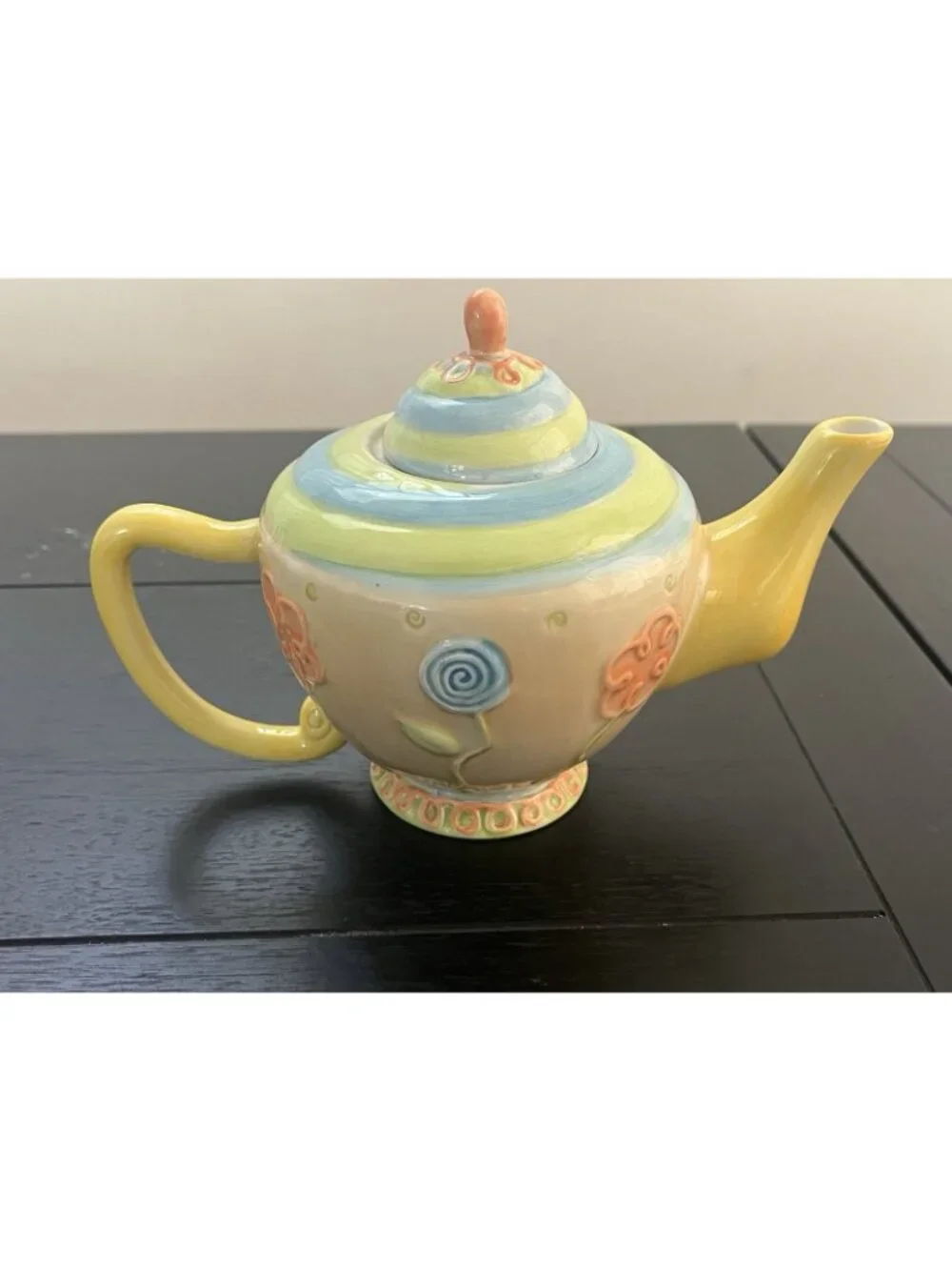 Oneida Country Bouquet Ceramic Teapot Multicolor Floral Raised Design Pastel 6in